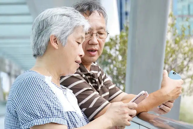 民进中央提案：完善居家养老模式，加强对家庭照料者政策支持