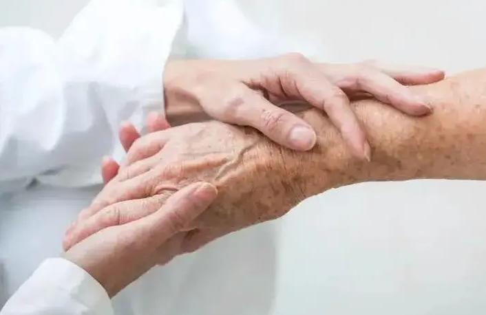 政协委员：推动制定长期护理保险制度