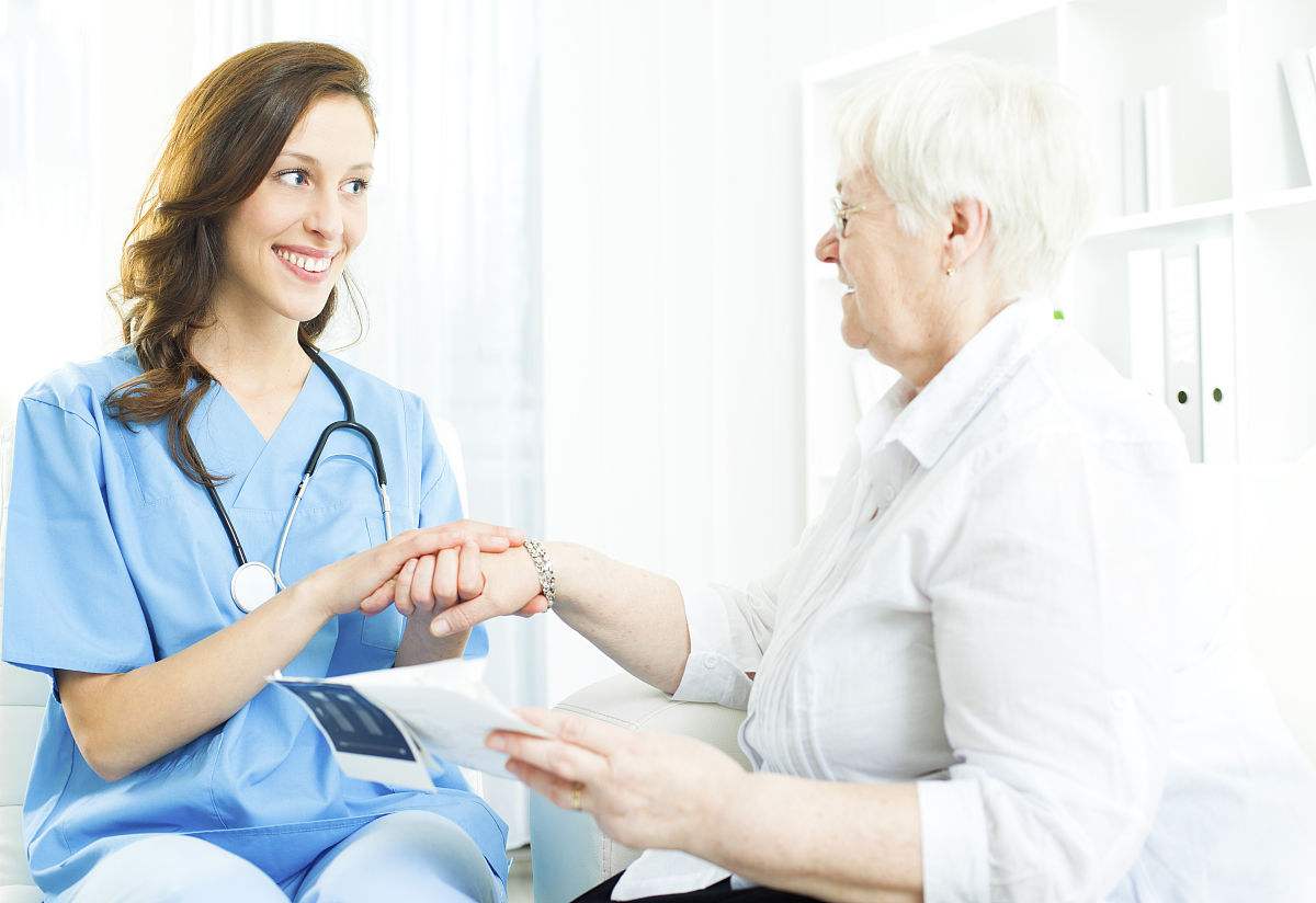 怎样护理养老院听力减退的老年人