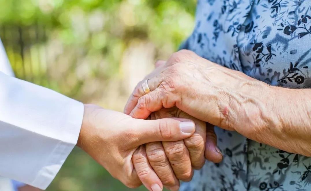 人民日报：推动医养结合服务发展壮大