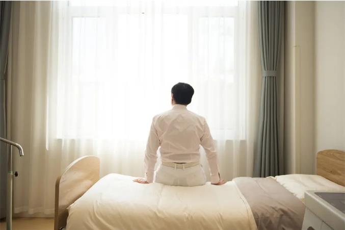 阿尔兹海默病长者该不该送到养老院？